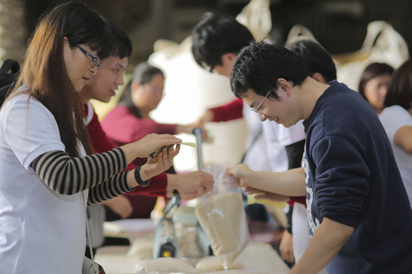 ▲▼「種好米、助好學，企業志工日」揮汗援助偏鄉弱勢學童。（圖／記者黃克翔攝）