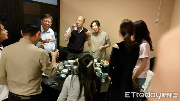 ▲韓國瑜一家在雲林日本料理店出現。（圖／記者唐詠絮翻攝）