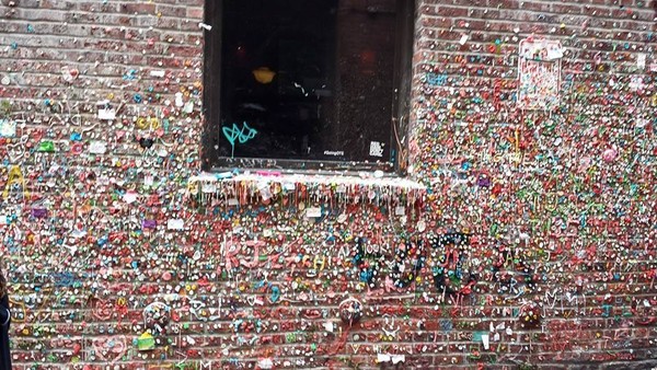 ▲▼西雅圖「口香糖牆」（Gum Wall）（圖／翻攝自FB／@THE GUM WALL）