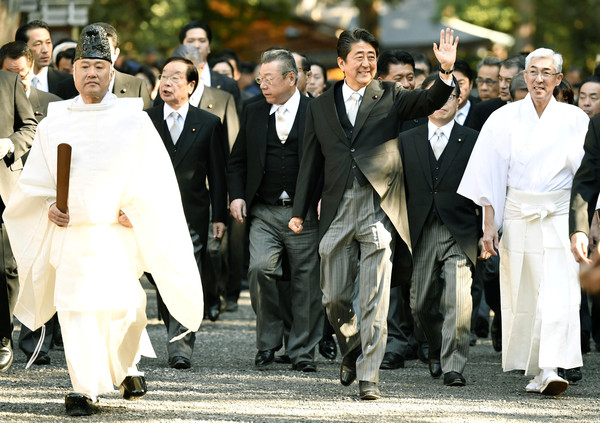 ▲▼ 日本首相安倍晉三4日下午前往三重縣伊勢神宮參拜。（圖／路透）