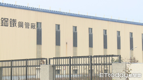 中鋼子公司鹿港廠發生工安意外，45歲王姓男子遭25公噸鋼帶彈出重擊而亡。（圖／記者唐詠絮翻攝）