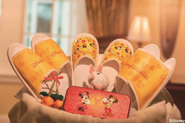 ▲入住香港迪士尼樂園三間酒店，印有迪士尼卡通圖案的個人用品、可愛的的拖鞋使用起來超療癒。（圖／香港迪士尼樂園提供）