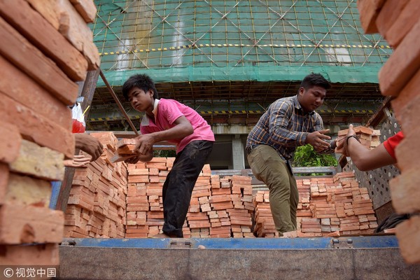 ▲▼ 柬埔寨債奴悲歌，搬1萬塊磚只能換台幣230元。（圖／CFP）