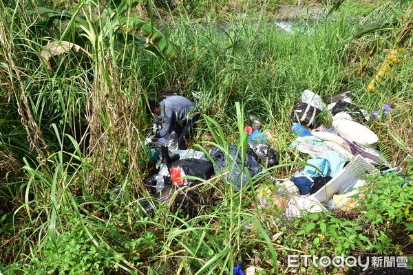 ▲宜蘭冬山河上游的舊寮溪床，最近被人偷倒家庭垃圾，中山村居民痛批丟棄人沒公德心。（圖／記者游芳男攝）