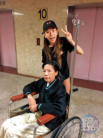 李家瑩（站立者）在去年5月初剛捐肝後和阿姨（坐輪椅者）合影。李家瑩恢復狀況良好，術後24天就出去工作了。（李家瑩提供）