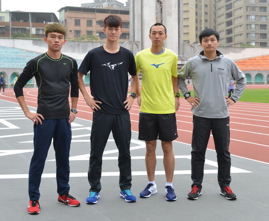 ▲訓練營教練由黃毓軒(左二)、林育宏(右二)、張偉紹及林辰鴻 四位專業級教練 傳授馬拉松備戰技巧。（圖／主辦單位提供）