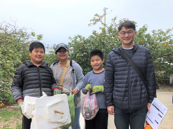 ▲▼1月5日的淡水沙崙海灘，超過70位來自大台北地區的年輕人與民眾，一早捨棄溫暖的被窩，9點陸續抵達集合，他們不是來看海景，而是要讓海洋更美麗。多數人從「『撿』單藝術—那些帶得走的美」臉書粉絲頁獲得訊息。（圖／慈濟基金會提供）