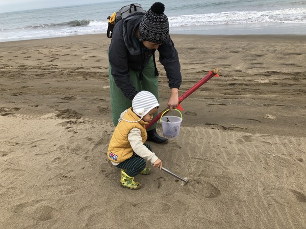 ▲▼1月5日的淡水沙崙海灘，超過70位來自大台北地區的年輕人與民眾，一早捨棄溫暖的被窩，9點陸續抵達集合，他們不是來看海景，而是要讓海洋更美麗。多數人從「『撿』單藝術—那些帶得走的美」臉書粉絲頁獲得訊息。（圖／慈濟基金會提供）