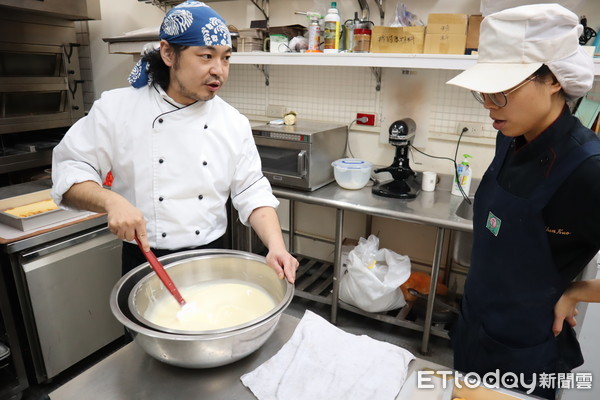 ▲▼老闆身兼主廚，一旁指導甜點師技巧。（圖／記者胡順惠攝）