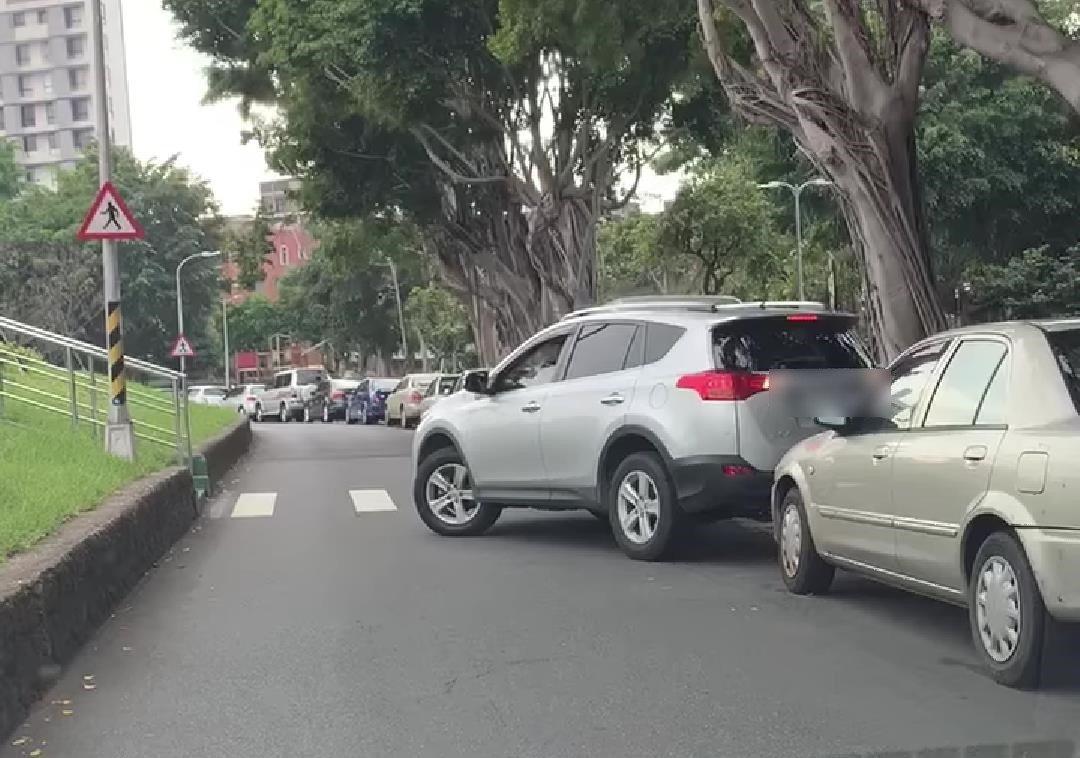 ▲▼  休旅車硬擠停車位          。（圖／翻攝自爆料公社官網）