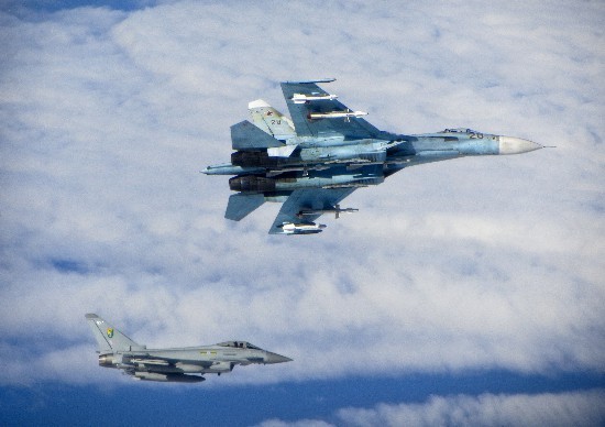 ▲▼俄羅斯蘇-27戰鬥機攔截北約的颱風戰鬥機（Eurofighter Typhoon）。（圖／人民網）