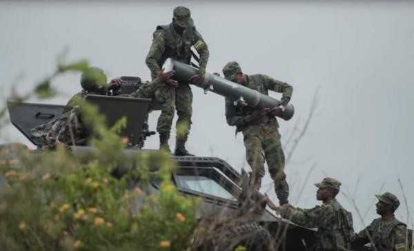 盧安達在年度的國防軍演中亮相中國紅箭-9A型反坦克導彈。圖為該國軍人正在搬運該型導彈的儲運發射筒。（圖／翻攝自大陸網站）