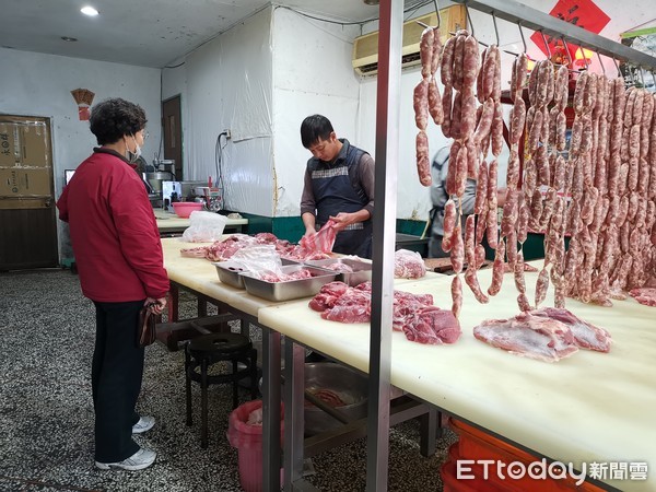 ▲▼知名「金一燒餅店」因豬肉輸台禁令，伴手禮業績「歸零」，老闆才有時間和搶得銅板美食的當地居民閒聊大笑。（圖／記者王亞志攝）