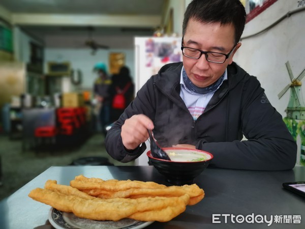 ▲▼知名「金一燒餅店」因豬肉輸台禁令，伴手禮業績「歸零」，老闆才有時間和搶得銅板美食的當地居民閒聊大笑。（圖／記者王亞志攝）