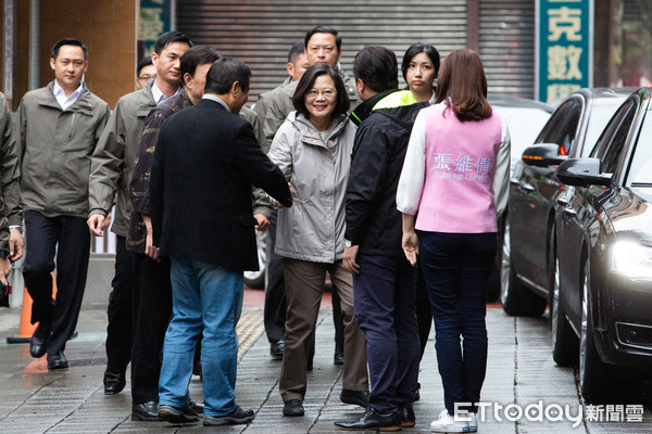 ▲▼蔡英文前往「民主進步黨第16屆黨主席補選」投票。（圖／記者季相儒攝）