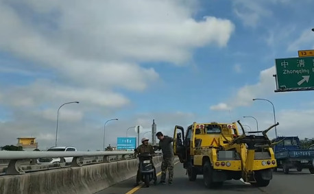 ▲▼阿伯無助闖台74線一路逆向！台中霸氣哥攔車救　一個舉動暖爆網友。（圖／爆料公社）