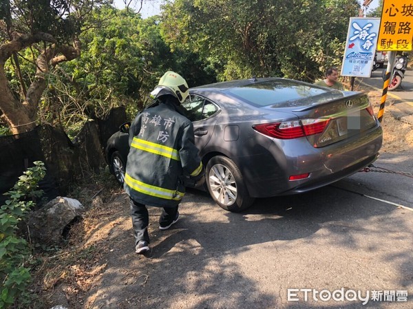 ▲高雄柴山轎車卡峭壁救援。（圖／記者宋德威翻攝）