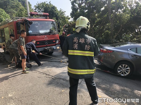 ▲高雄柴山轎車卡峭壁救援。（圖／記者宋德威翻攝）