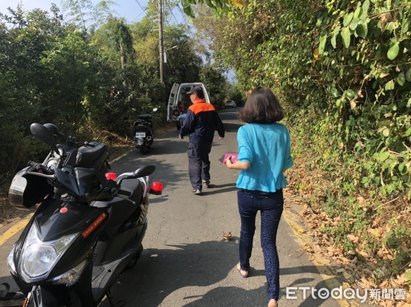 ▲高雄柴山轎車卡峭壁救援。（圖／記者宋德威翻攝）