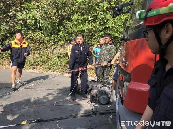 ▲高雄柴山轎車卡峭壁救援。（圖／記者宋德威翻攝）