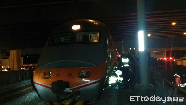 ▲▼台中男跳陸橋！自強號疾駛「迎面撞」　輾過雙腿痛卡車底。（圖／記者李忠憲翻攝）