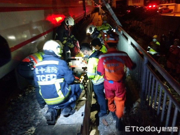 ▲▼台中男跳陸橋，遭自強號輾過。（圖／記者莊智勝翻攝）