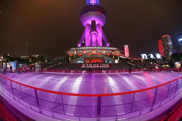 ▲滑冰場燈光設計與東方明珠塔相互輝映，呈現星空光影效果。（圖／翻攝大陸網站）