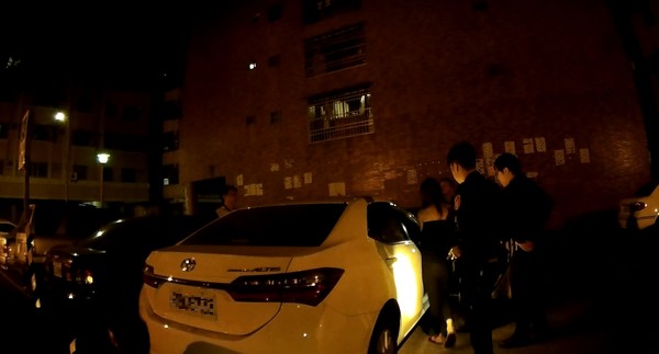 ▲▼前男友不爽撞門後，竟與新歡在停車場扮起毒鴛鴦。（圖／翻攝內政部警政署）