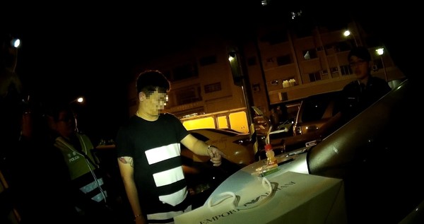 ▲▼前男友不爽撞門後，竟與新歡在停車場扮起毒鴛鴦。（圖／翻攝內政部警政署）