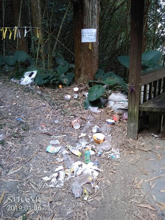 瑞太古道觀景台垃圾堆滿地，村民感嘆，「我們倒垃圾至少要走數百公尺。」（圖／翻攝自Facebook／爆料公社）