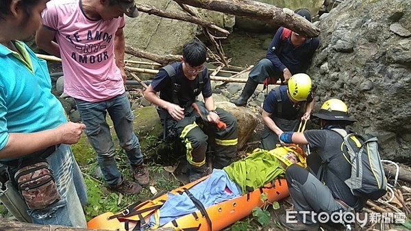 ▲澳洲女子滑落山谷遭石頭壓傷，警消救援人員尋獲。（圖／台東消防局提供，下同）