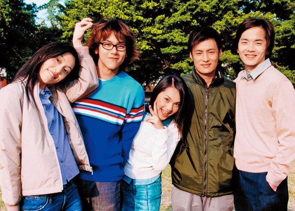 偶像劇《愛情白皮書》是彭于晏（左二）的出道作，當年他與范瑋琪（左起）、楊丞琳、余文樂、李元伯都還是新人，如今有四位成了各據一方的大咖。