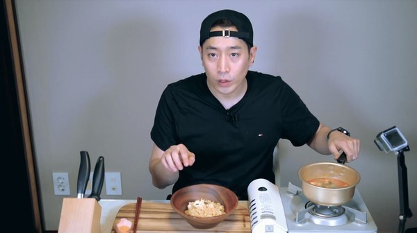 ▲神話Eric當Youtuber！全程表情「超淡定」教最好吃泡麵煮法。（圖／翻攝自YouTube／eric mun）