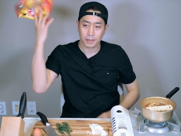 ▲神話Eric當Youtuber！全程表情「超淡定」教最好吃泡麵煮法。（圖／翻攝自YouTube／eric mun）