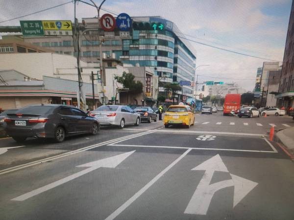 ▲女騎士騎機車擦撞大客車，遭後輪輾過慘死。（圖／蘆竹警分局提供）