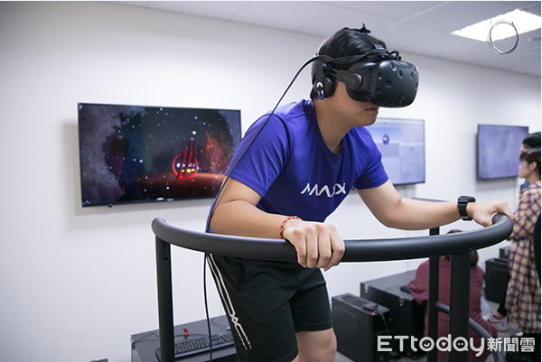 世新大學以「傳播貫穿各學門」的理念推動校內課程改造，也配合科技趨勢引入AR/VR等設備。（圖／世新大學提供）