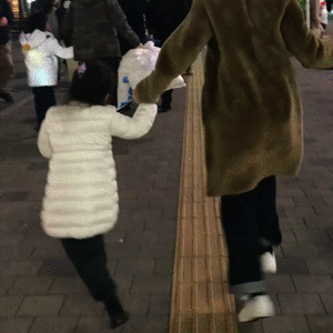 ▲網友翻出鄧超陪一家人逛街畫面，一手提大袋一手牽小孩。（圖／翻攝自微博／）