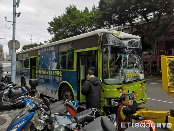 ▲▼北市公車疑似失控衝上人行道，消防栓瞬間被撞斷 。（圖／記者黃彥傑攝）