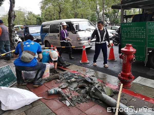 ▲▼北市公車疑似失控衝上人行道，消防栓瞬間被撞斷 。（圖／記者黃彥傑攝）