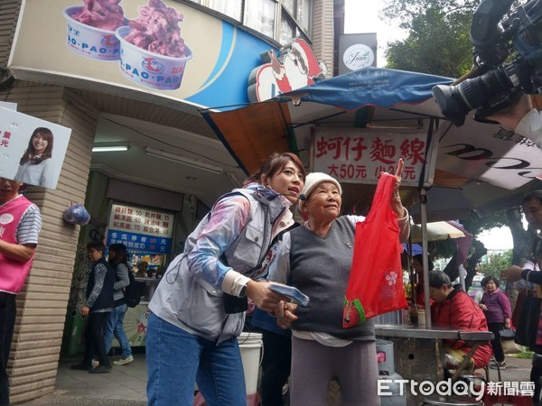 ▲陳思宇8日在華榮市場掃街拜票。（圖／記者蔣婕妤攝）