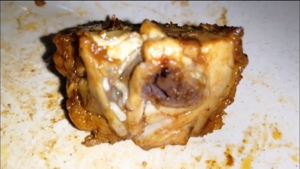 ▲▼馬來西亞一名古晉網友日前到著名24小時餐廳用餐，卻發現雞肉塊中有白嫩肥蛆不斷蠕動。（圖／翻攝自Facebook／Md Asyraf）