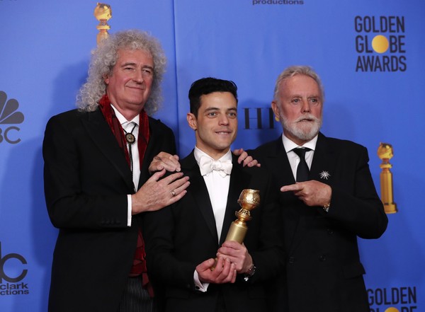 ▲▼皇后合唱團吉他手布萊恩梅（左）與鼓手羅傑泰勒（Roger Taylor）（右）出席金球獎頒獎典禮，與飾演佛瑞迪墨裘瑞（Freddie Mercury）的雷米馬利克（Rami Malek）（中）一同慶祝得獎。（圖／路透）