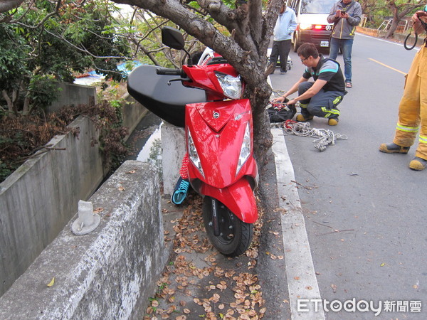 ▲彰化大村6日發生1起新手駕駛疑似對機車操作不當自撞路樹被拋飛到8公尺深的排水溝內。（圖／記者唐詠絮翻攝）