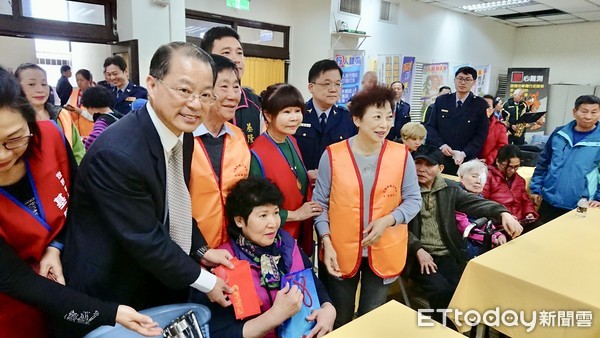 ▲ 弱勢原住民媽獨力扶養8孩子 基隆警寒冬送暖發救助金。（圖／記者郭世賢翻攝）