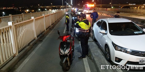 ▲▼8輛機車在華中橋上撞成一團，2男1女的傷者分別被送往鄰近的醫院就醫。（圖／記者趙永博翻攝）