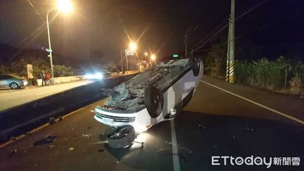 ▲苗栗市經國路、台6線公路路口8日又發生女子駕車自撞路中分隔島翻車的意外。和日前泰女喪命的事故同一地點。（圖／記者黃孟珍翻攝）