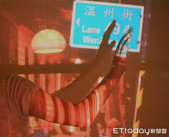 ▲▼「你們」攝影展「浮生」系列，利用投影將台北的街景投射在水面上。（圖／汪家欣提供，請勿隨意翻攝，以免侵權）