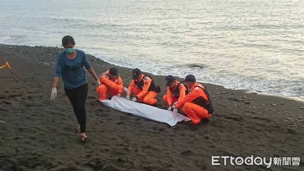 ▲屏東南勢湖溪見浮屍　8海巡弟兄合力抬上岸　▼             。（圖／記者陳崑福翻攝）