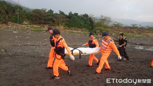 ▲屏東南勢湖溪見浮屍　8海巡弟兄合力抬上岸　▼             。（圖／記者陳崑福翻攝）