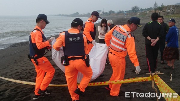 ▲屏東南勢湖溪見浮屍　8海巡弟兄合力抬上岸　▼             。（圖／記者陳崑福翻攝）